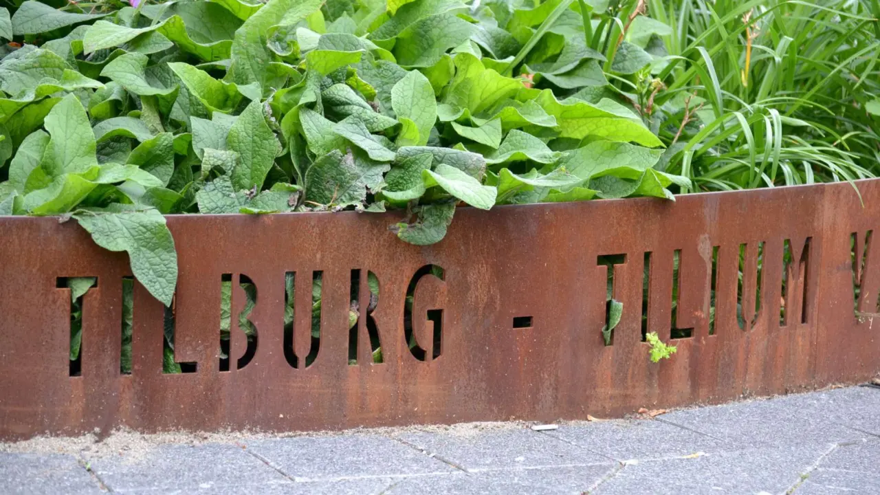 Tilburg Winkelcentrum Heyhoef Cortenstalen plankenbak met zittingen 1