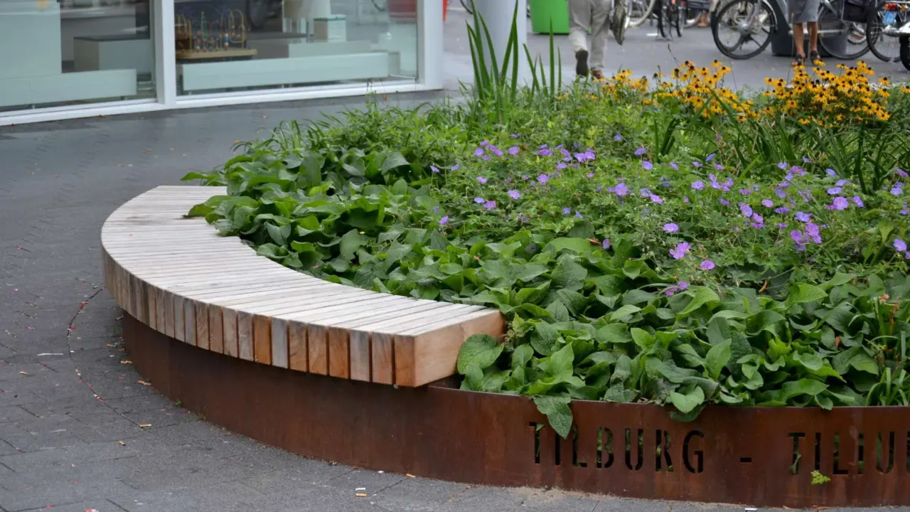 Tilburg Winkelcentrum Heyhoef Cortenstalen plankenbak met zittingen 2