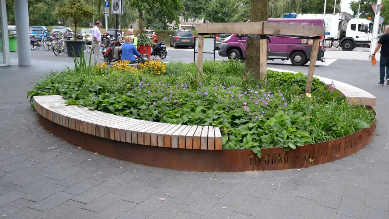 Tilburg Winkelcentrum Heyhoef Cortenstalen plankenbak met zittingen 3