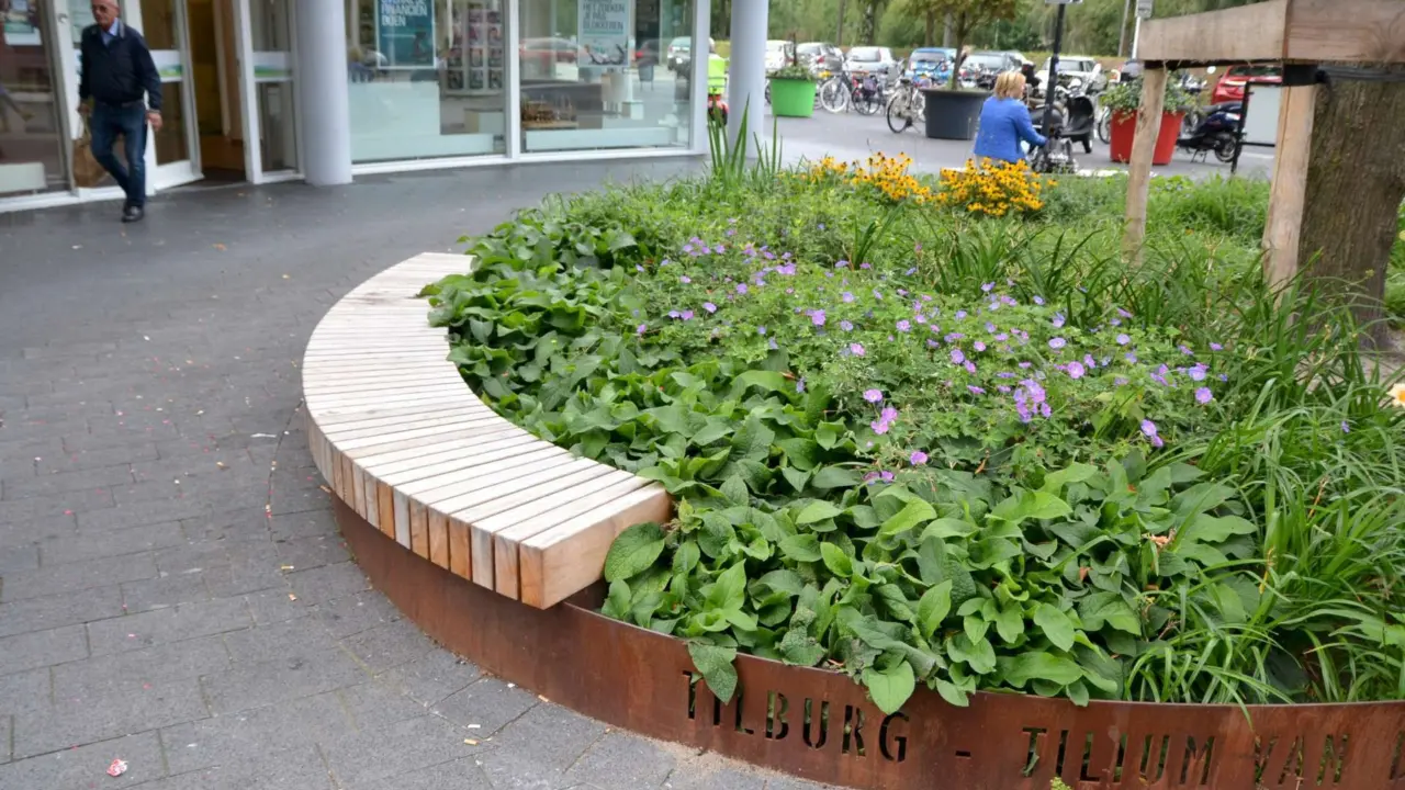 Tilburg Winkelcentrum Heyhoef Cortenstalen plankenbak met zittingen 6
