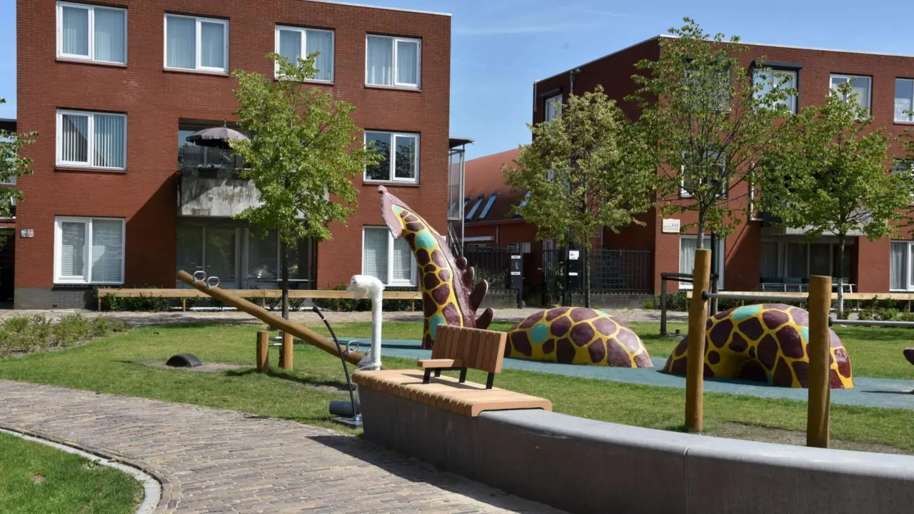 Maatwerk zitrand op beton met arm en rugleuning voor de openbare ruimte 9