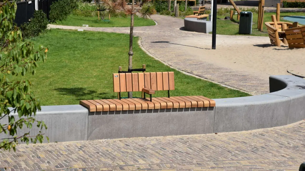Maatwerk zitrand op beton met arm en rugleuning voor de openbare ruimte 11 - Drakenplein Utrecht