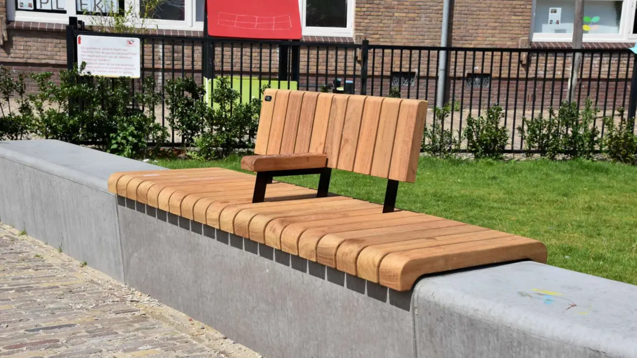Maatwerk zitrand op beton met arm en rugleuning voor de openbare ruimte 4