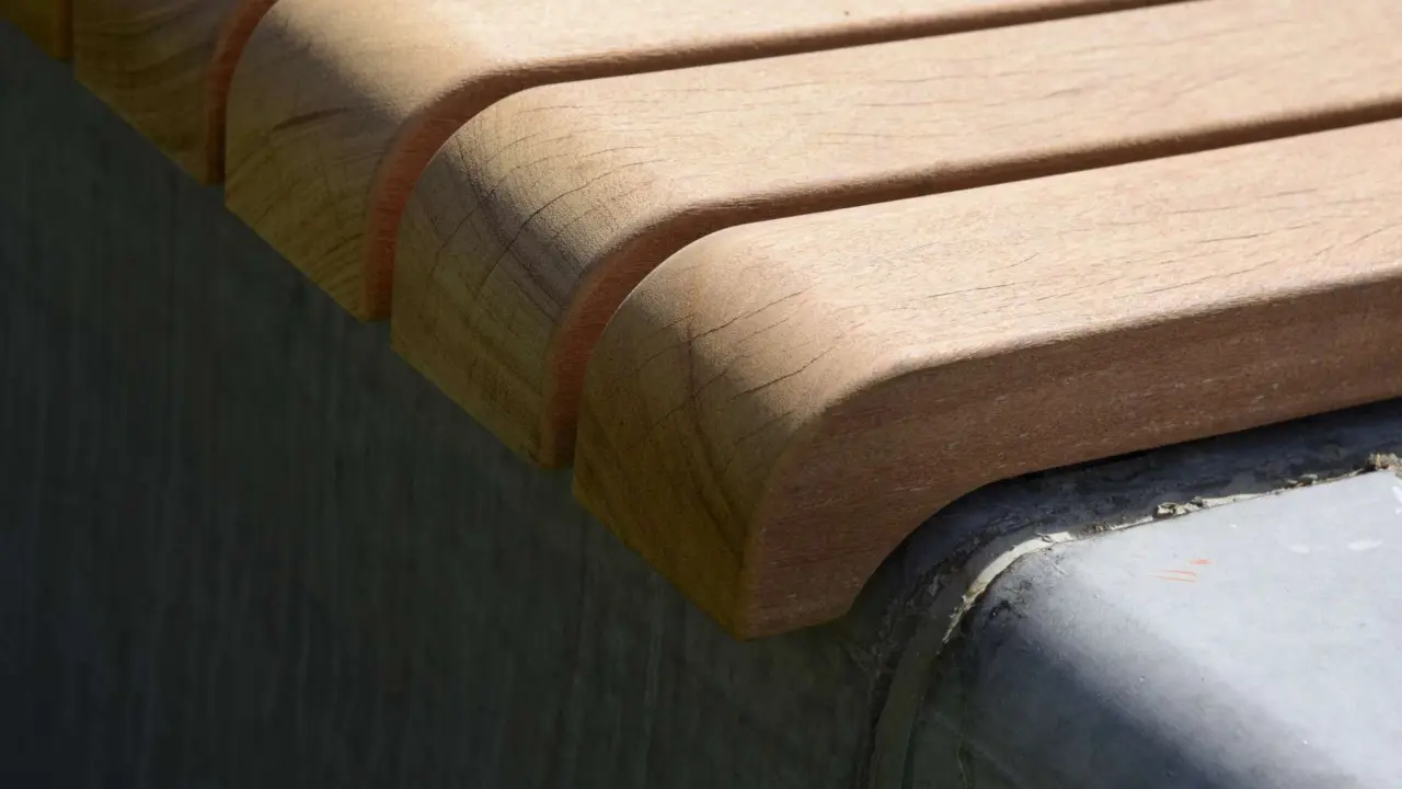 Maatwerk zitrand op beton met arm en rugleuning voor de openbare ruimte 6
