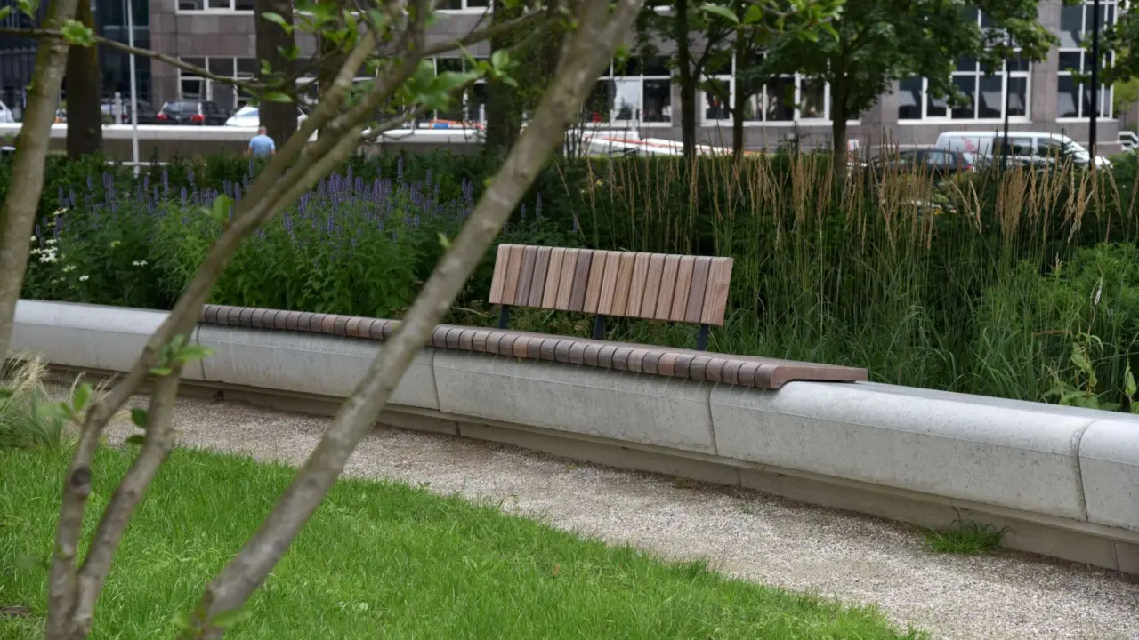 Maatwerk zitelement op Herdenkingsplek de Golf Utrecht