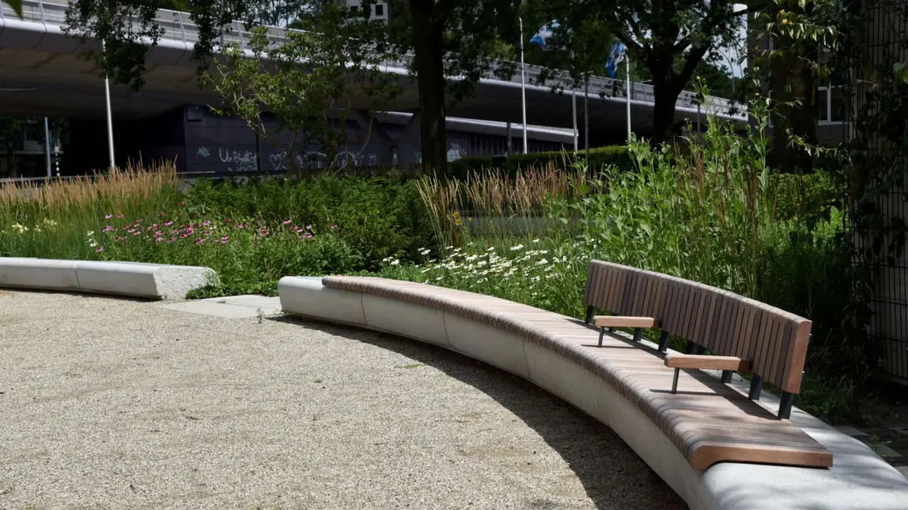 Maatwerk zitelement op Herdenkingsplek de Golf Utrecht
