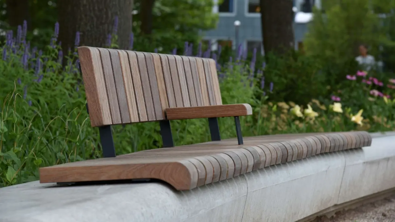 Maatwerk zitelement op Herdenkingsplek de Golf Utrecht