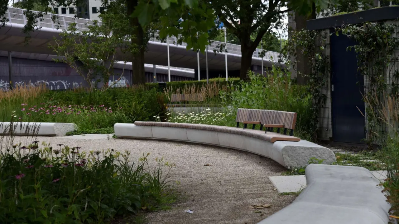 Maatwerk zitelement op Herdenkingsplek de Golf Utrecht