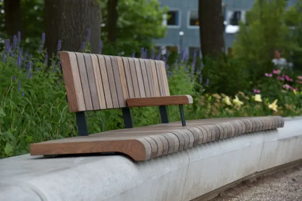 Maatwerk zitelement op Herdenkingsplek de Golf Utrecht