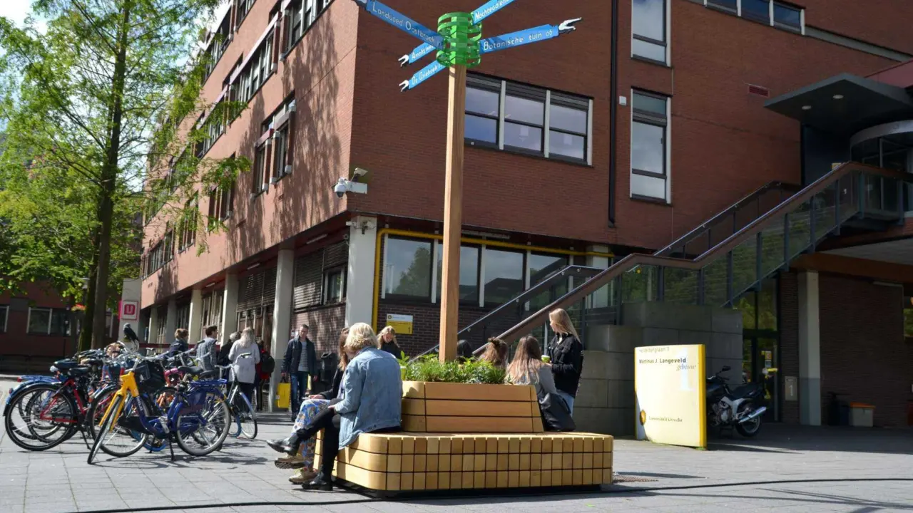 Utrecht Universiteit Plane Solid Plantenbank met rugleuning 5