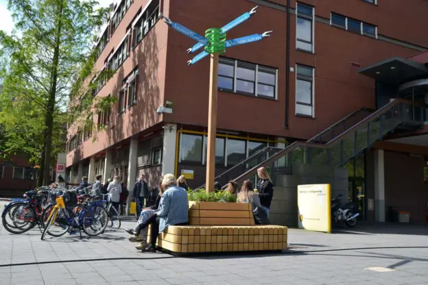 Utrecht Universiteit Plane Solid Plantenbank met rugleuning 5