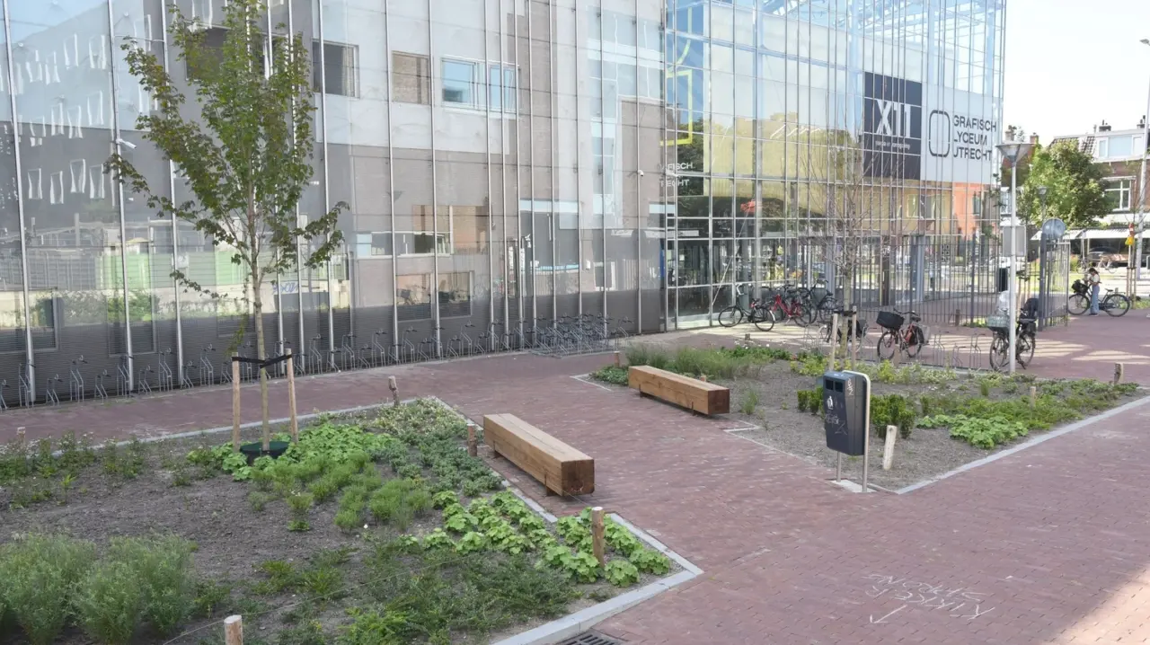 Utrecht Willem Sluyterstraat Grafisch Lyceum Utrecht Buitenbank Pure Eco Douglas 3000 11