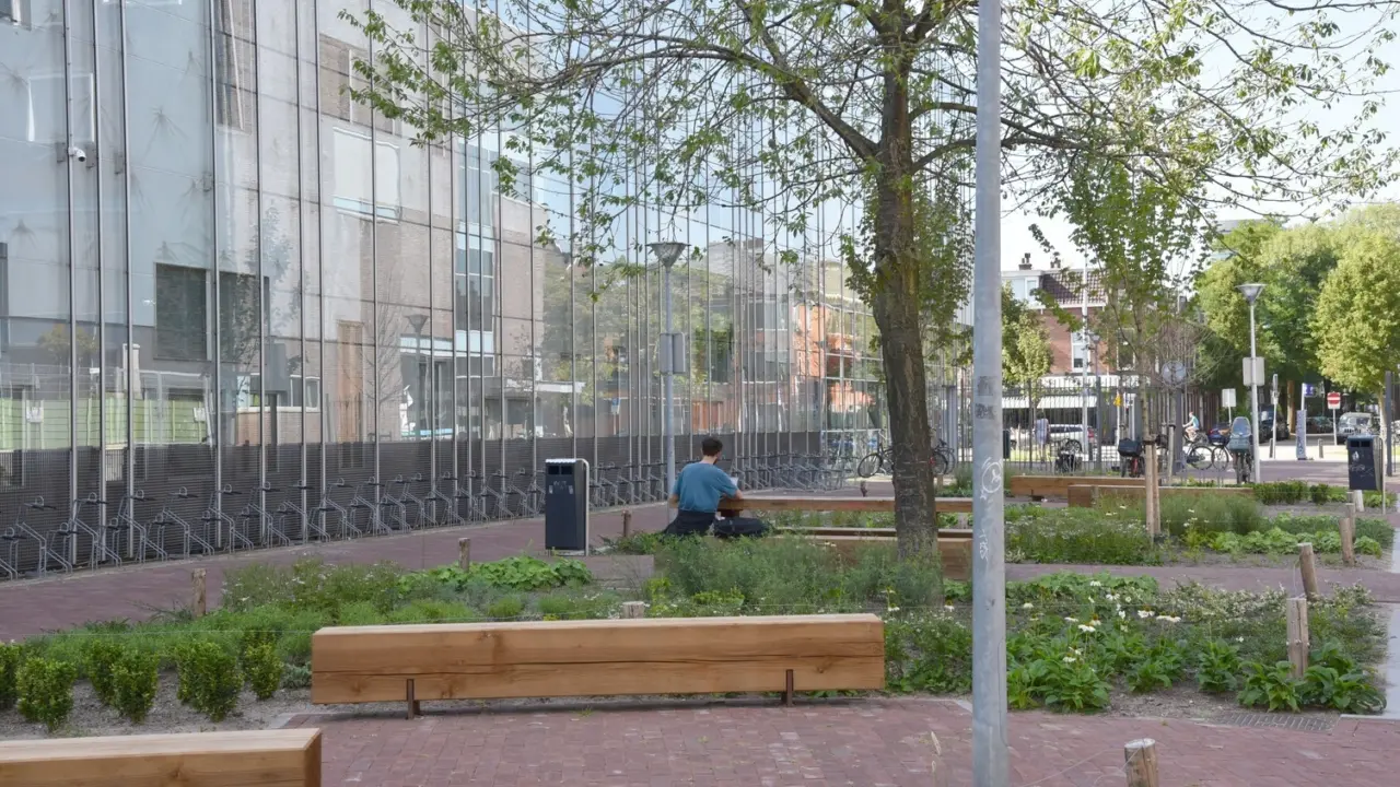 Utrecht Willem Sluyterstraat Grafisch Lyceum Utrecht Buitenbank Pure Eco Douglas 3000 1