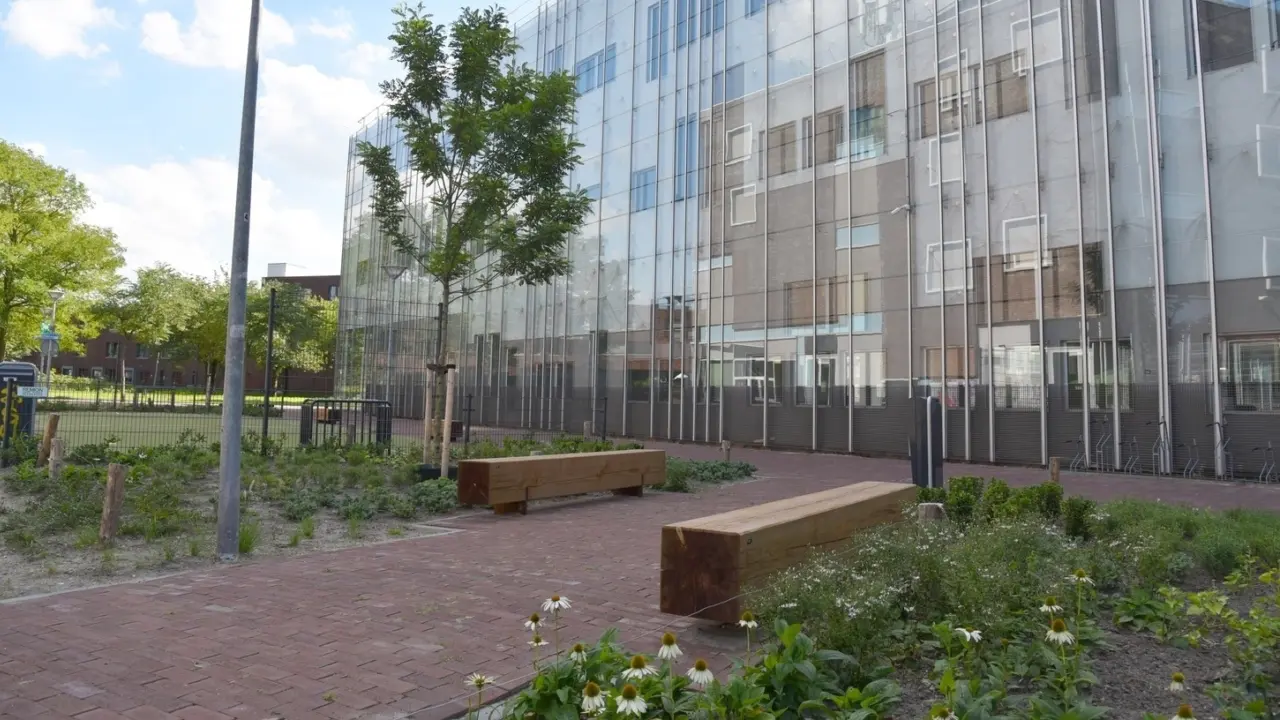 Utrecht Willem Sluyterstraat Grafisch Lyceum Utrecht Buitenbank Pure Eco Douglas 3000 2