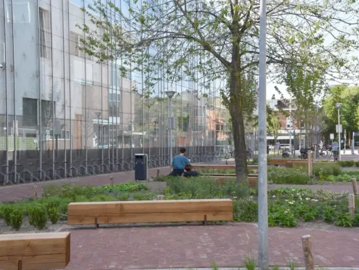 Utrecht Willem Sluyterstraat Grafisch Lyceum Utrecht Buitenbank Pure Eco Douglas 3000 1