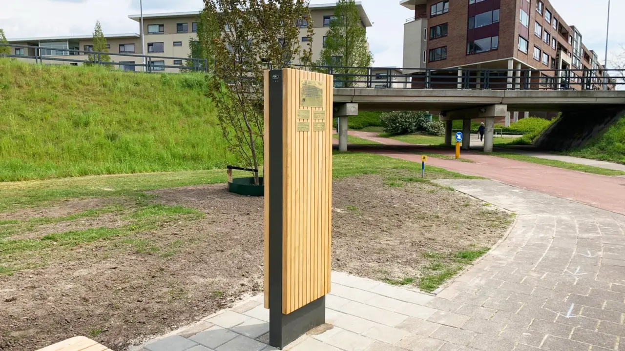 Veldhoven 100 jarigenplatsoen Plane II Duo Comfort Houten zuil 3