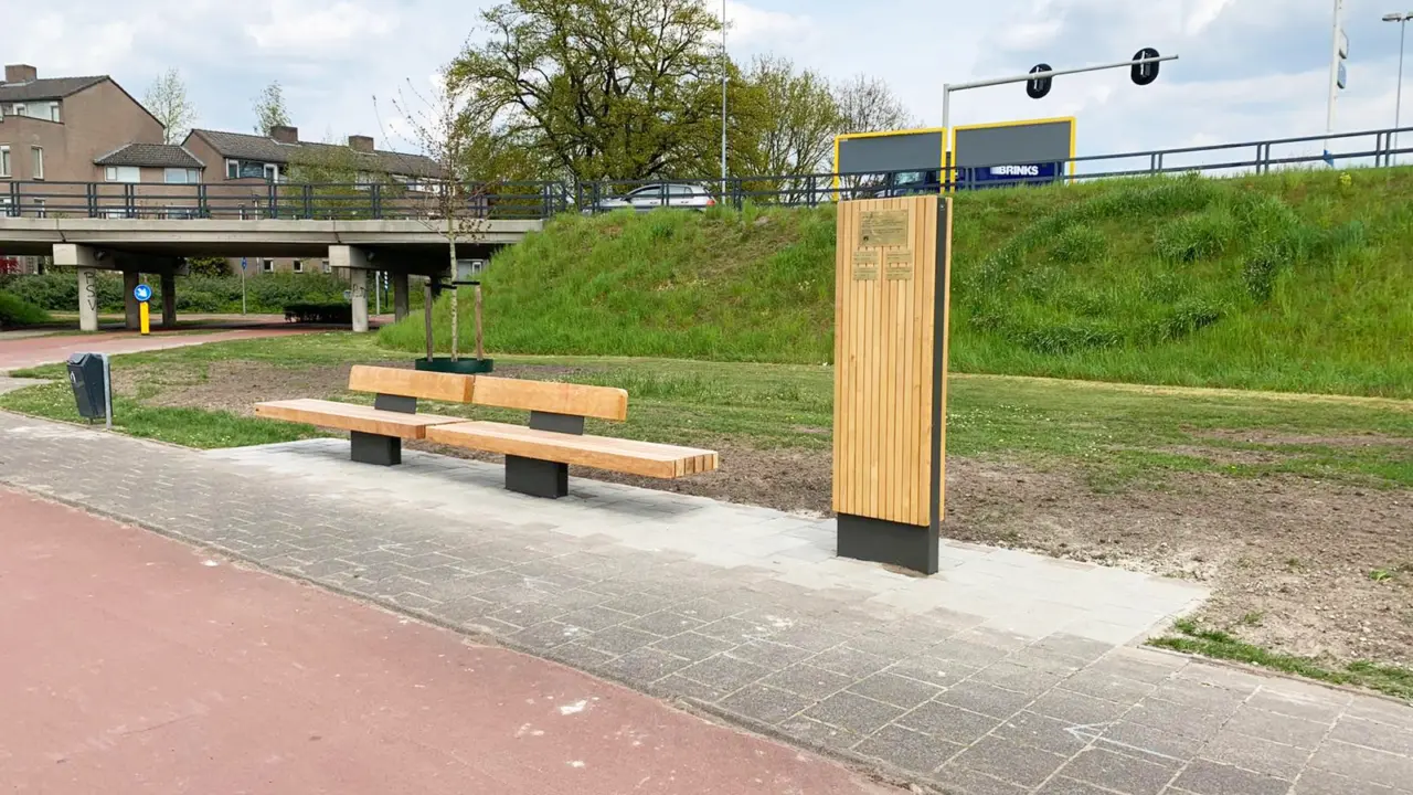 Veldhoven 100 jarigenplatsoen Plane II Duo Comfort Houten zuil 5