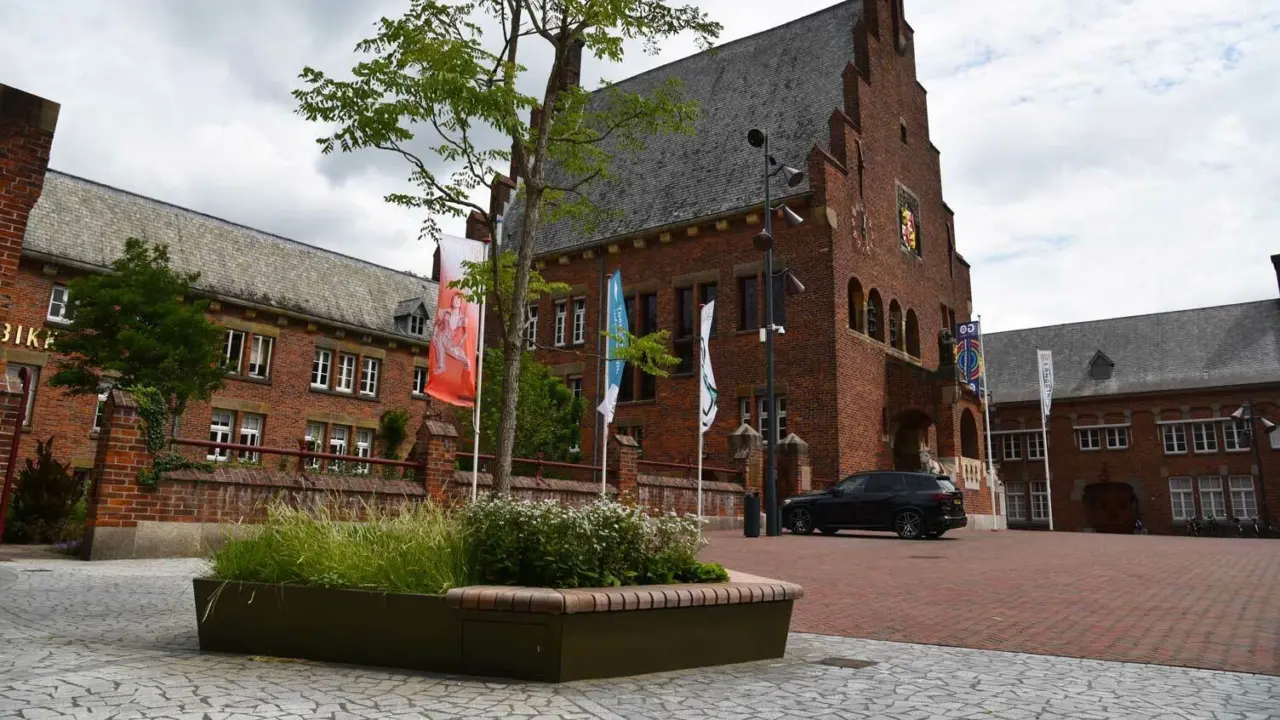 Waalwijk Raadhuisplein en Markt 17