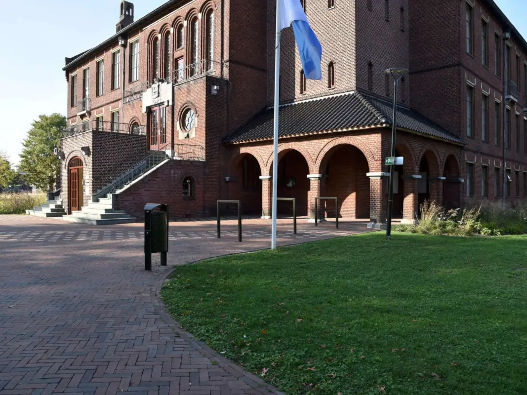 Fahrradbügel Square doppel und Abfallbehälter Constructo 50 Vrijheidspark Winterswijk