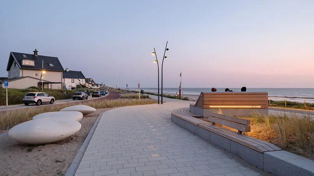 Zandvoort Paulus Lootboulevard maatwerk Zitelement natuursteen met Led verlichtingjpg