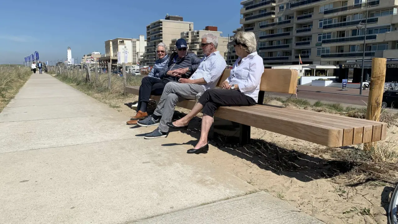 Buitenbank aan zee op de boulevard van Noordwijk