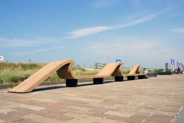 Noordwijk - Golfbank in stijl van Plane - Buitenbank in de openbare ruimte 1