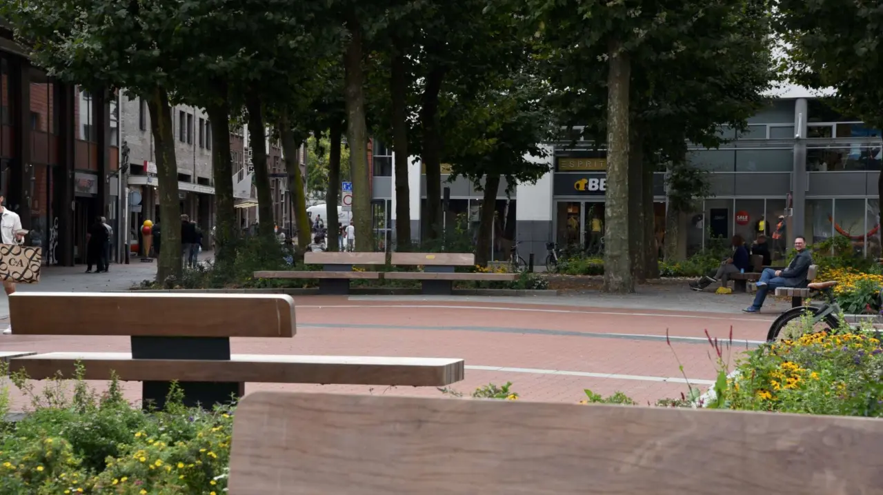 Buitenbank Plane II enkelzits met rugleuning voor de openbare ruimte 8