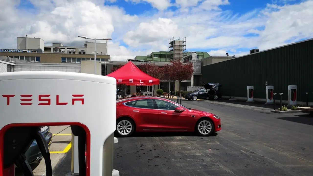 Dietikon Tesla Supercharger Plane Duo Swing Picknickset Constructo 102 3 1440x1080